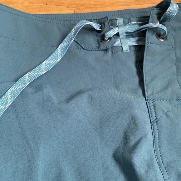 Patagonia sz 6 teal shorts with zip pocket cinch tie excellent used condition - Picture 2 of 8